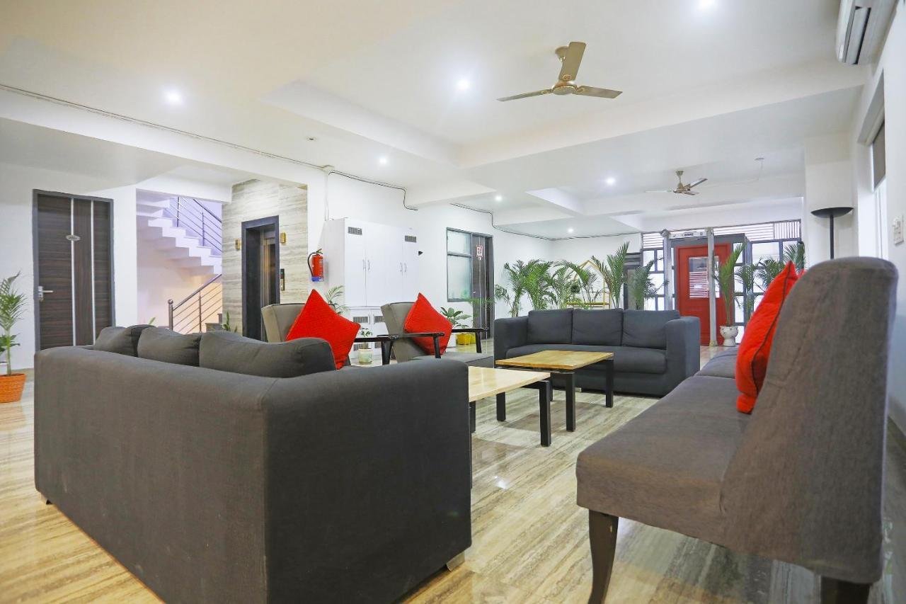 Готель Super Townhouse Cloud Bay, Near Genpact, Sector-69, Ґурґаон Екстер'єр фото
