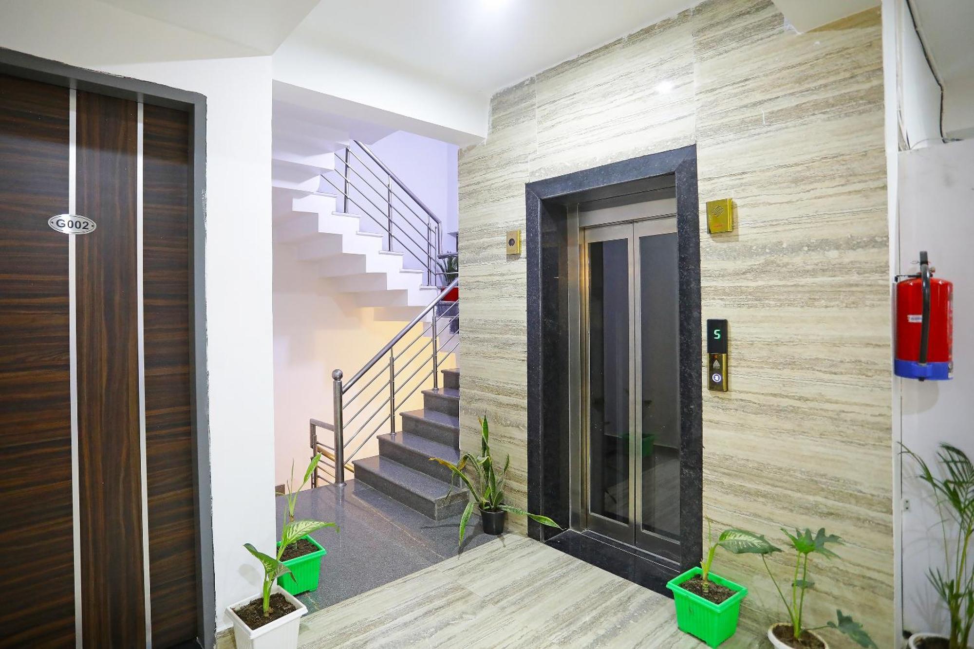 Готель Super Townhouse Cloud Bay, Near Genpact, Sector-69, Ґурґаон Екстер'єр фото
