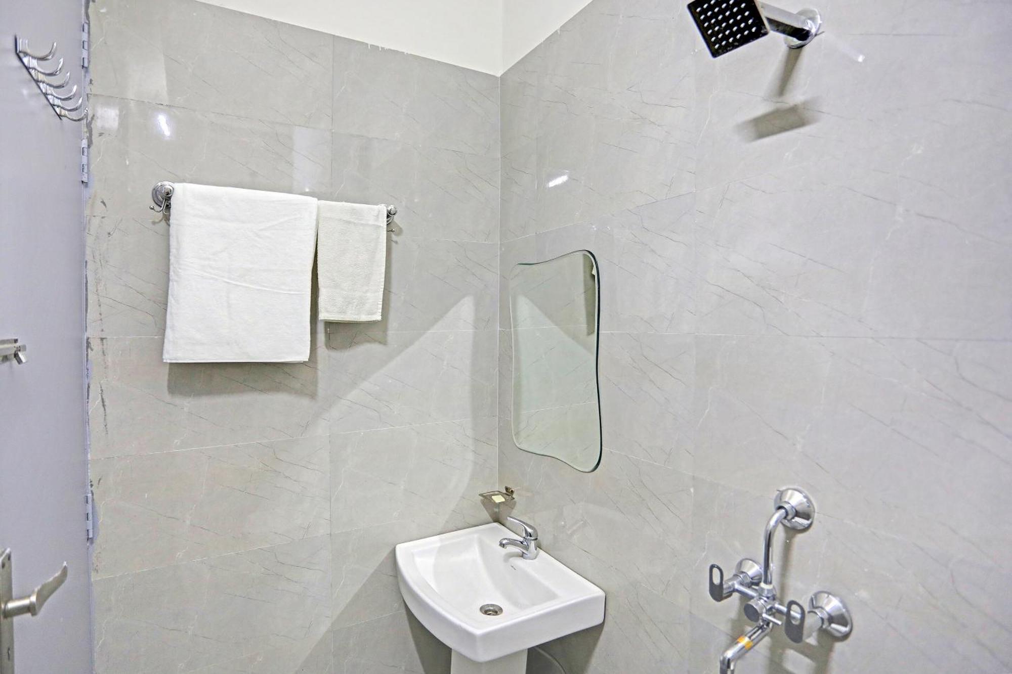 Готель Super Townhouse Cloud Bay, Near Genpact, Sector-69, Ґурґаон Екстер'єр фото